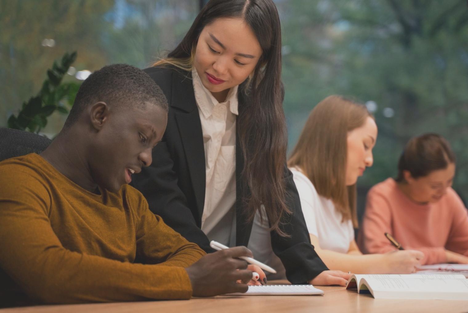 Espace de travail collaboratif avec équipe engagée